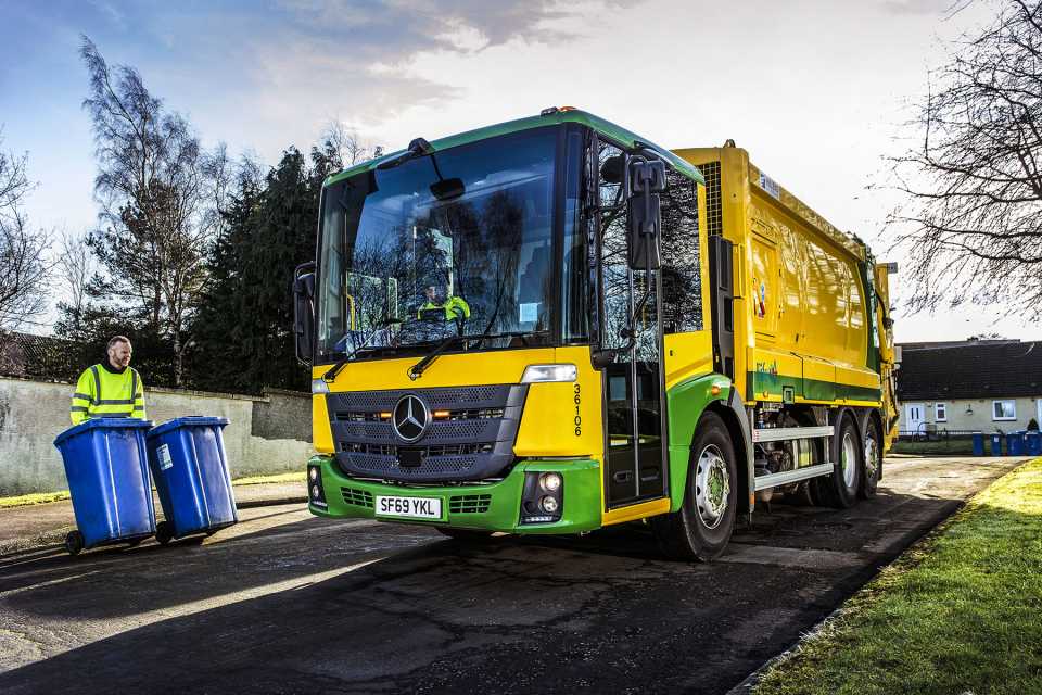 Fife Council takes on fuelefficient MercedesBenz refuse trucks GreenFleet
